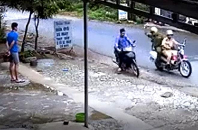 Hình ảnh Công an truy bắt tên trộm xe máy được cộng đồng mạng ngợi khen | Báo Dân trí