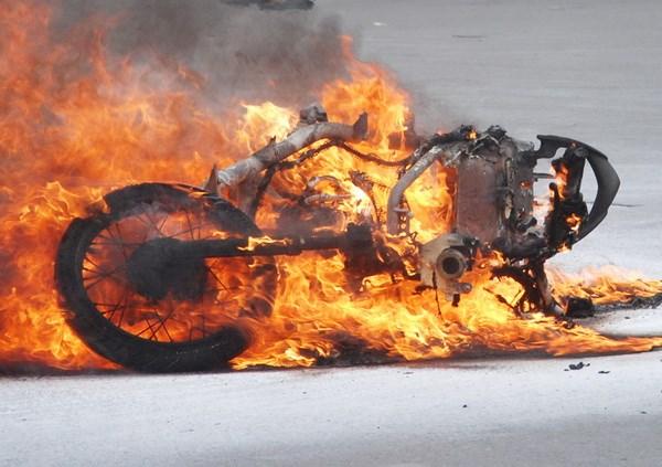 Xe máy đang đi bất ngờ bốc cháy dữ dội giữa trời nắng | Giao thông | Vietnam+ (VietnamPlus)